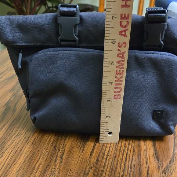 Lululemon toiletry bag - Picture 3 of 12